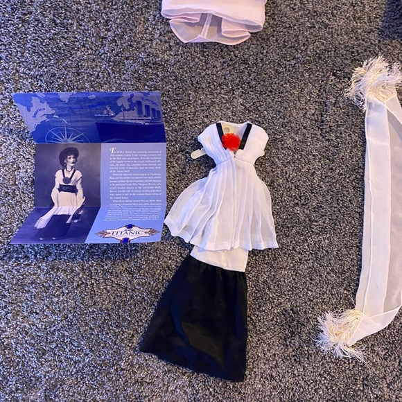 Franklin Mint Titanic Rose collection with trunk and full wardrobe - Picture 5 of 17